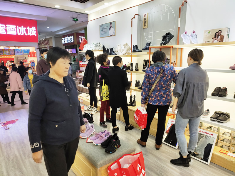鞋子品牌加盟-現(xiàn)在鞋子品牌特別多，選擇哪個(gè)加盟更具有吸引力呢？