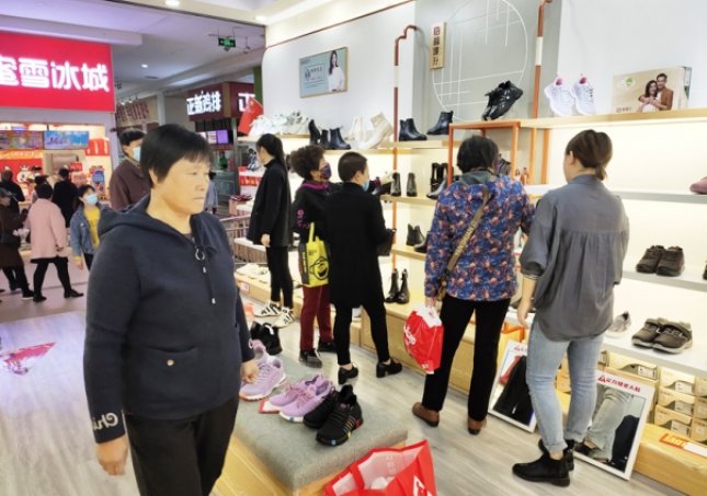 鞋子品牌加盟-現(xiàn)在鞋子品牌特別多，選擇哪個(gè)加盟更具有吸引力呢？