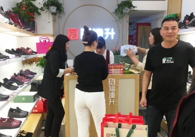 鞋店如何通過“鞋子以舊換新”的活動盈利？